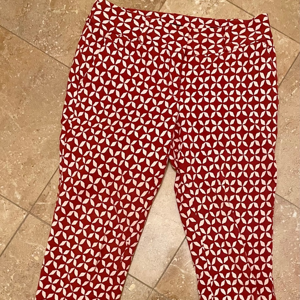 ANN TAYLOR LOFT RED AND WHITE CROP PANTS IN SIZE 2